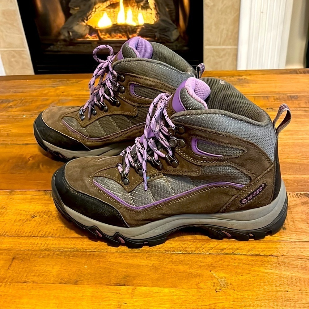 𝅺hi-tec hiking boots size 9, in good condition